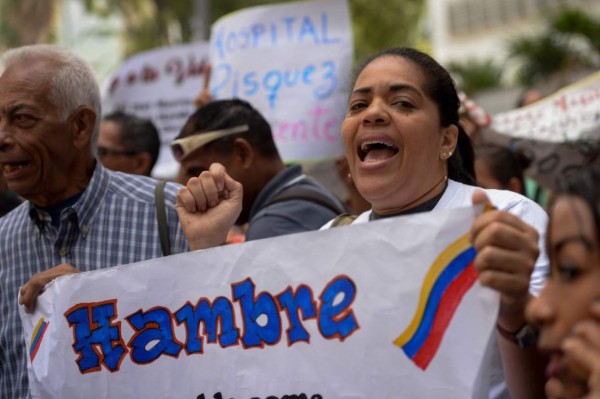 Venezolanos compran comida y gasolina ante aumento de precios