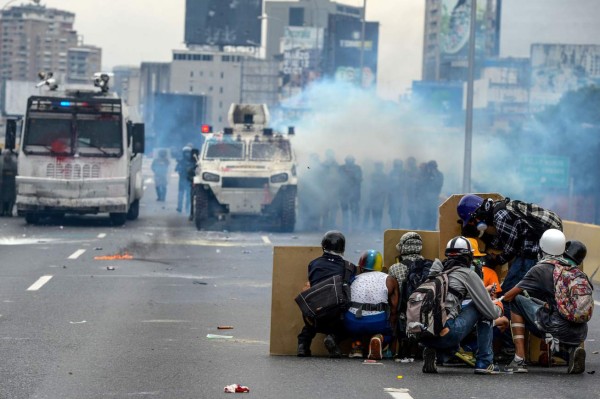 Venezolanos se defienden con bombas de excremento ante la represión
