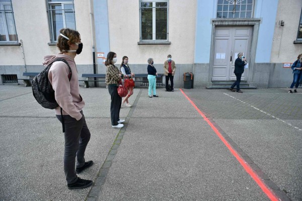 Los dos metros de distancia física son insuficientes si hace viento