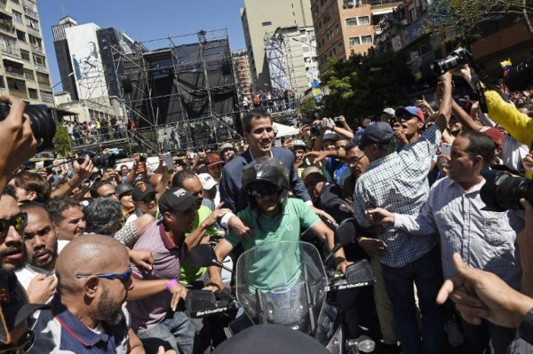 Guaidó reta a Maduro ante multitud: el 23 de febrero ingresará ayuda humanitaria