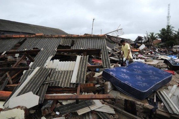 Salvar a su mujer o a su madre y su hijo, el drama de un indonesio tras el tsunami