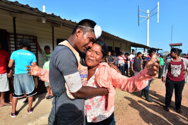 A woman relative of a victim of a boat accident reacts at Catarasca Naval Base, Puerto Lempira, Gracias a Dios department on July 4, 2019. - Honduran authorities said Thursday they are investigating the causes of an accident in which at least 27 people died after their fishing boat sank off the Caribbean coast. (Photo by ORLANDO SIERRA / POOL / AFP)