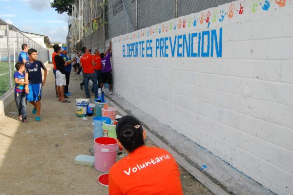 Pintan mural con mensajes positivos para prevenir la violencia en SPS