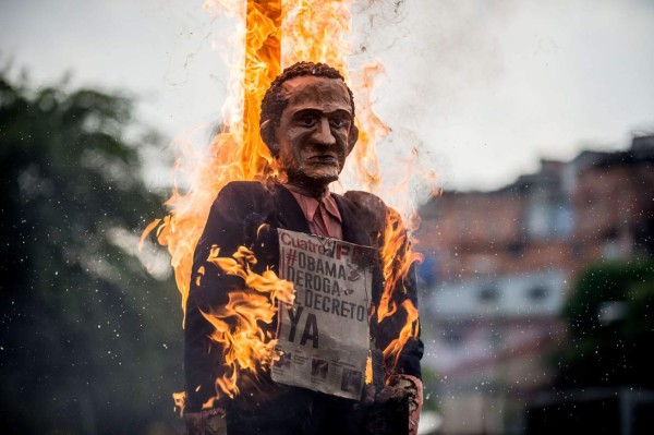 Venezuela: Muñecos de Obama y Maduro arden en la Quema de Judas