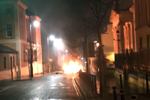 Explota en Irlanda del Norte un presunto coche bomba