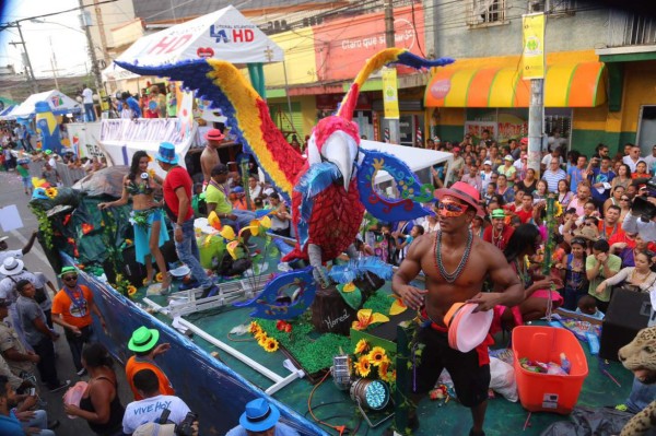 Colorido y belleza en desfile de carrozas y comparsas de La Ceiba