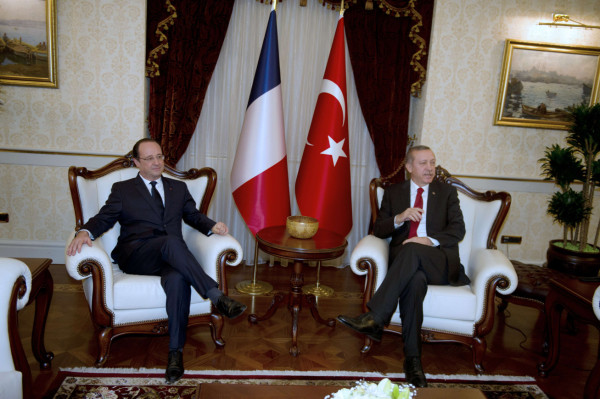 Presidente Hollande llega a Turquía para una vista de Estado