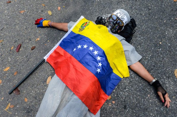 Estudiantes exigen a Maduro anular el 'uso de fuerza letal' contra manifestaciones