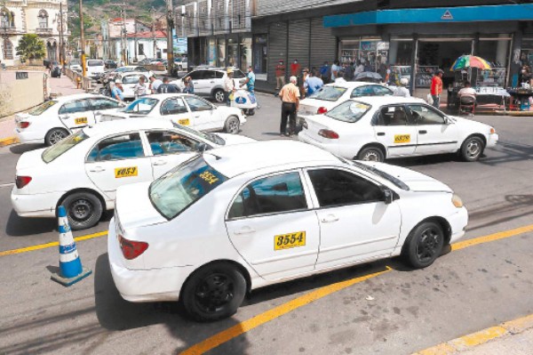 Taxistas seguirán en paro porque solo 30 conductores recibieron bono