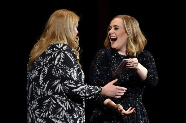 Adele conoce a su doble británica