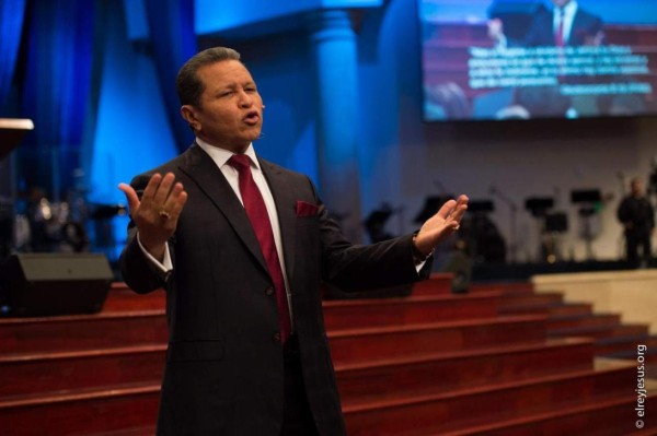 Pastor hondureño en Florida causa polémica por recibir a Trump en su iglesia
