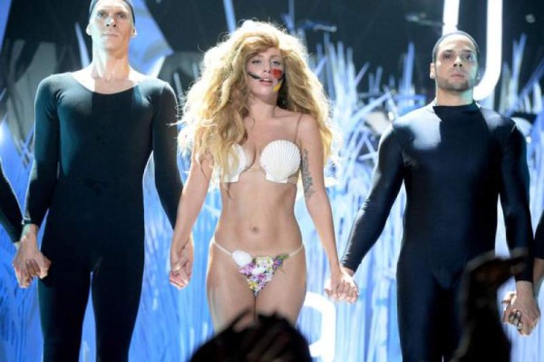 Lady Gaga llegó a los premios VMA con una manta envuelta; sin embargo, momentos después quedó con unas prendas que apenas la tapaban.