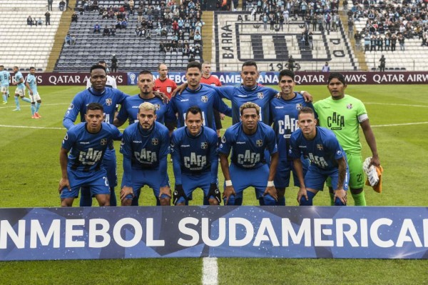 Venezuela's Zulia players pose before a 2019 Copa Sudamericana football match between Peru's Sporting Cristal and Venezuela's Zulia, in Lima, Peru, on July 30, 2019. (Photo by ERNESTO BENAVIDES / AFP)