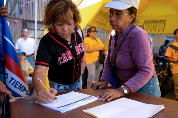 Oposición venezolana ensaya el 'firmazo” para pedir el revocatorio