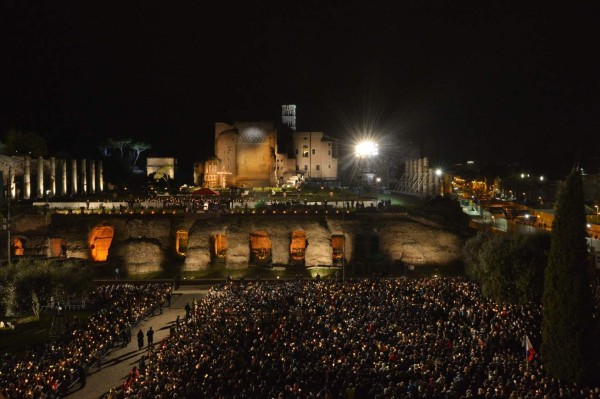 En viacrucis, el Papa clama contra el terrorismo