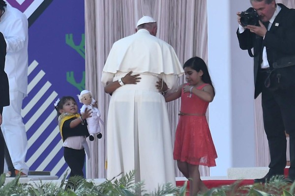 Papa Francisco concluye misa en territorio del narco