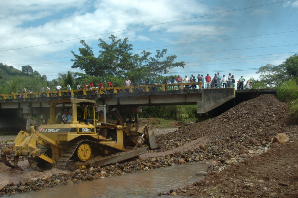 Siguen daños e inundaciones por lluvias en el litoral