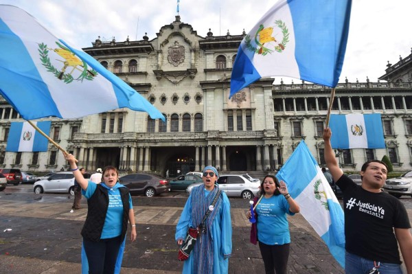 Guatemaltecos celebran renuncia de Pérez Molina
