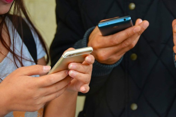El 25 % de los menores ha recibido un mensaje sexual en su móvil