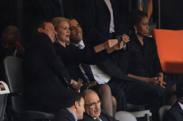 Cameron explica la selfie de Obama con la primera ministra de Dinamarca
