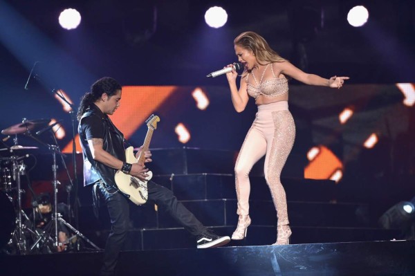 ¡Jennifer López rinde tributo a Selena!