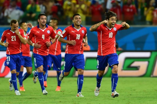 Chile sufre para derrotar a una combativa Australia en su debut