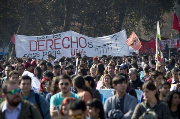 Violentas protestas en Chile dejan dos estudiantes muertos