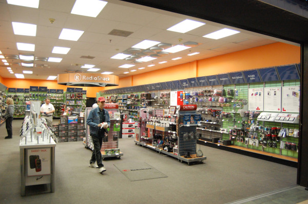 Radio Shack anuncia cierre de 1,100 tiendas