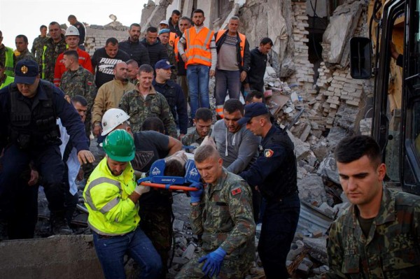 Al menos trece muertos deja un sismo en Albania