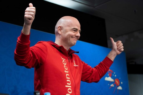 Infantino sale en defensa de Messi y elogia a Neymar