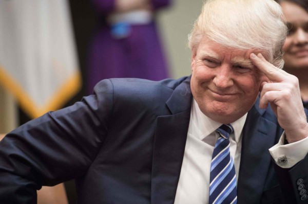 Trump busca tregua con la prensa al donar su salario presidencial