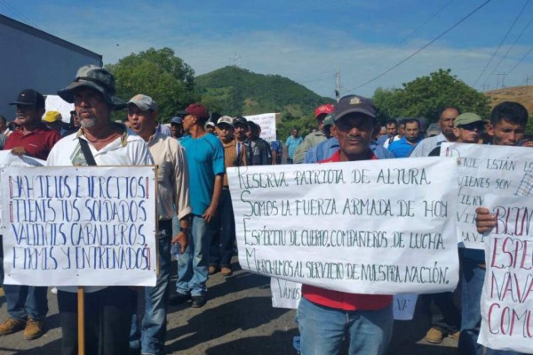 Reservistas se toman carretera en Tegucigalpa