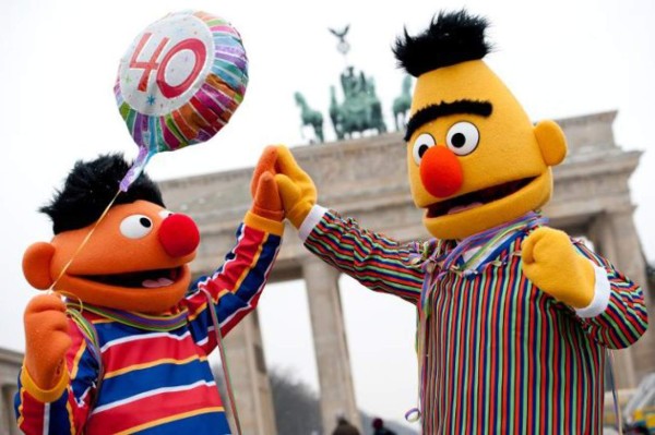 Ernie y Bert y la tarta homosexual que crea discordia en Belfast