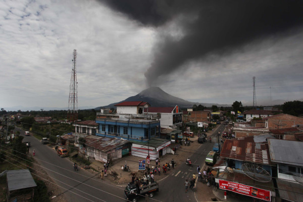 Erupción de un volcán en Indonesia hace huir a 10,000 personas