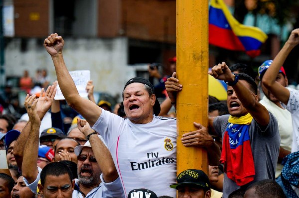 Venezolanos: '¡Revocatorio, revocatorio!, ¡Fuera Maduro!
