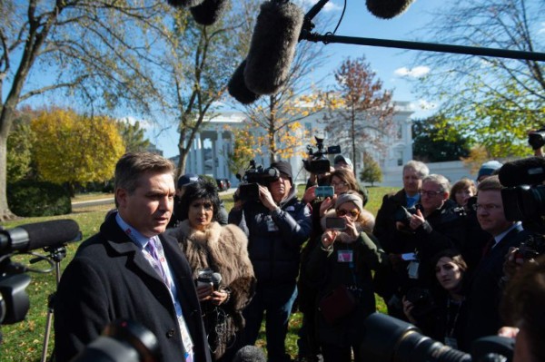 CNN retira demanda contra Trump tras devolución de acreditación