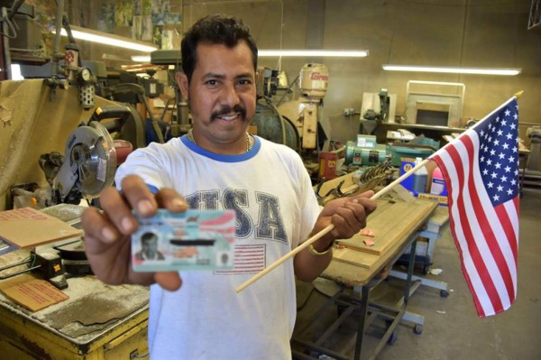 Padre inmigrante soltero con 6 hijos recibe residencia permanente en EEUU