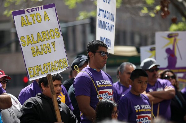 Aprueban alza al salario mínimo en California