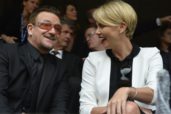 Bono y Charlize Theron en el funeral de Nelson Mandela