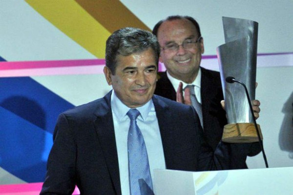 Jorge Luis Pinto recibe premio como Entrenador del Año en Colombia