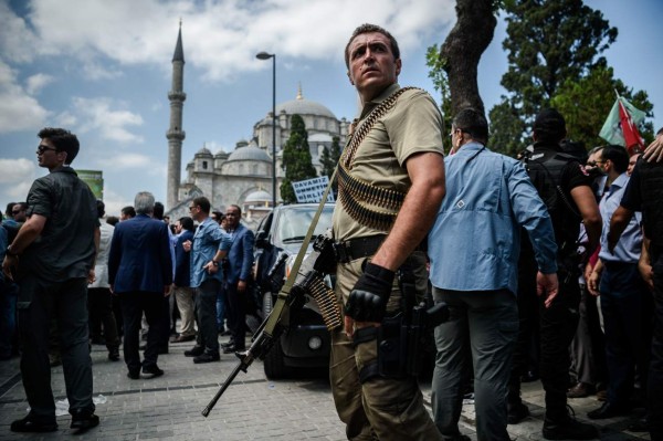 Ola de arrestos en Turquía tras fallido golpe