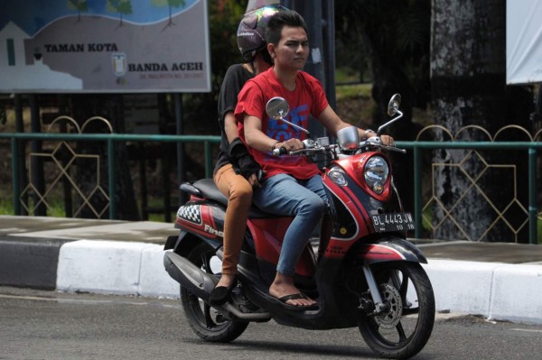 Prohíben viajar en la misma moto a parejas no casadas