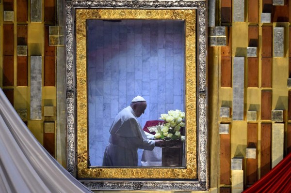 Papa Francisco reza en solitario ante la Virgen de Guadalupe, patrona de América