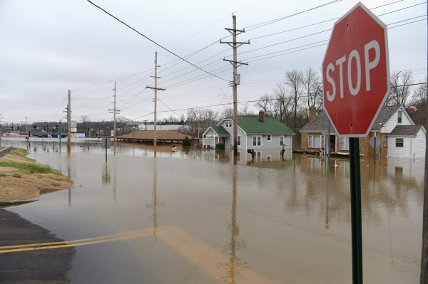 Lucha frenéticamente contra inundaciones en Estados Unidos