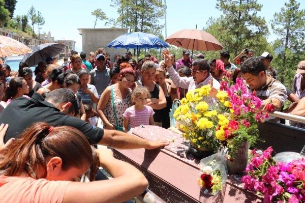 Indignación y dolor en sepelio de menor ultimada en Copán