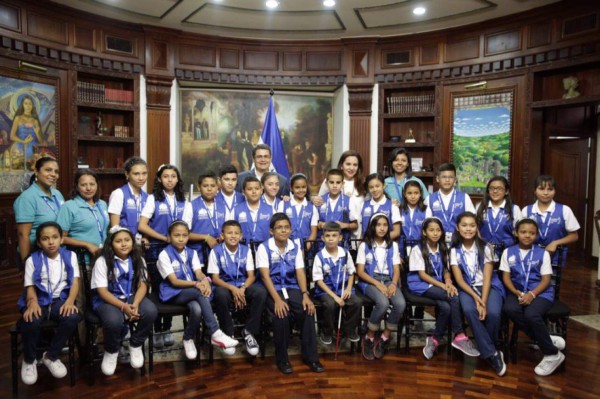 Presidente de Honduras recibe a los niños diputados