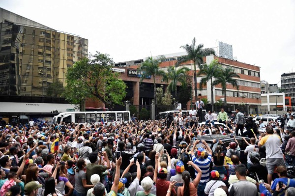 'No más caos': venezolanos protestan contra Maduro por apagón