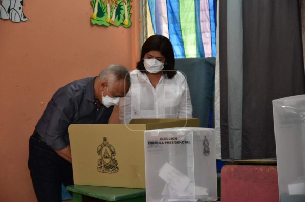 Elecciones primarias 2021: Mauricio Oliva ejerce su voto en Choluteca