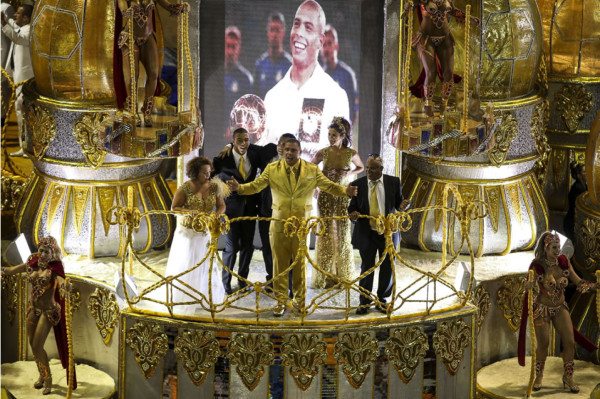 Ronaldo se gradúa de astro de carnaval en Sao Paulo