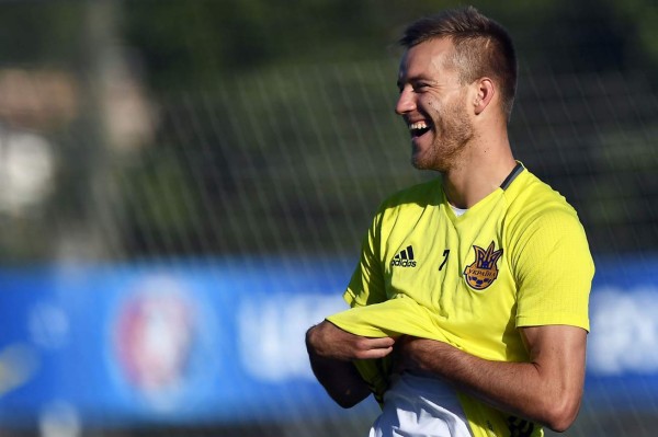(FILES) This file photo taken on June 17, 2016 shows Ukraine's midfielder Andriy Yarmolenko takes part in a training session at the stade Carcassonne in Aix-en-Provence, southern France as part of the Euro 2016 football tournament .Borussia Dortmund have signed Ukrainian winger Andriy Yarmolenko as Dembele's replacement on August 28, 2017. / AFP PHOTO / ANNE-CHRISTINE POUJOULAT